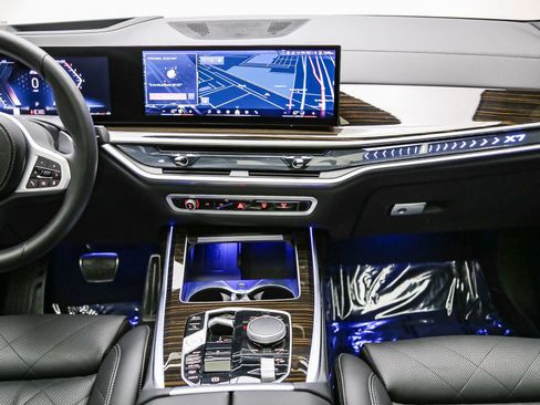 Certified 2025 BMW X7 xDrive40i w/ M Sport Package AWD/4WD image 14