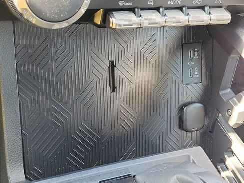 Used 2025 Toyota Tacoma SR5 AWD/4WD image 17