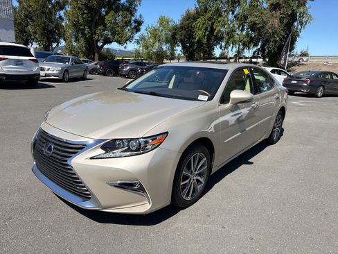 Used 2017 Lexus ES 300h FWD image 3