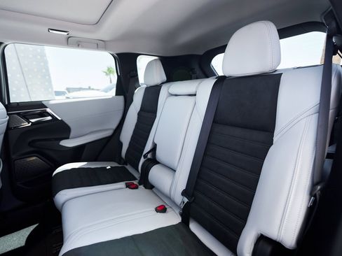 New 2025 Mitsubishi Outlander SE image 29