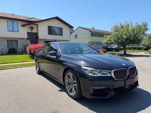 Used 2019 BMW 750i xDrive w/ Executive Package AWD/4WD image 2