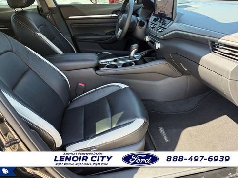 Used 2023 Nissan Altima 2.5 SV w/ SV Premium Package AWD/4WD image 12