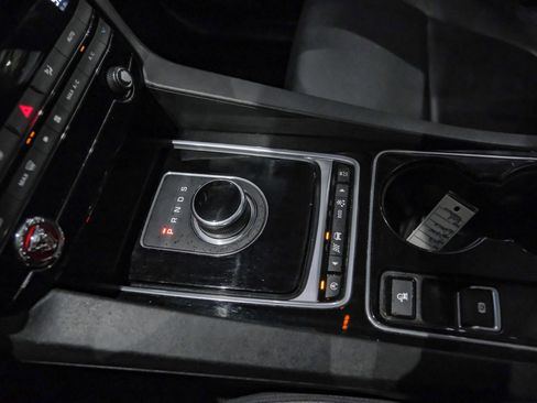 Used 2017 Jaguar F-PACE Premium image 23
