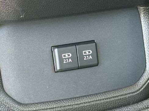 Used 2021 Toyota Highlander XLE FWD image 19