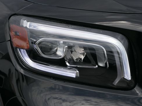 Used 2023 Mercedes-Benz GLB 250 4MATIC image 5