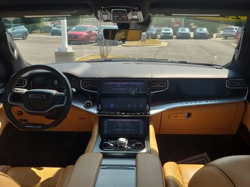 Used 2022 Jeep Grand Wagoneer Series III AWD/4WD image 26