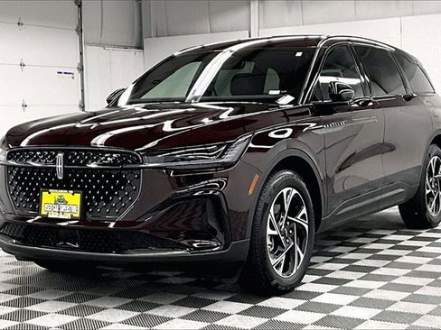 Used 2025 Lincoln Nautilus Premier w/ Jet Appearance Package image 10