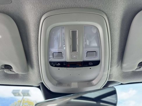 Certified 2025 Volvo XC40 B5 Plus AWD/4WD image 33