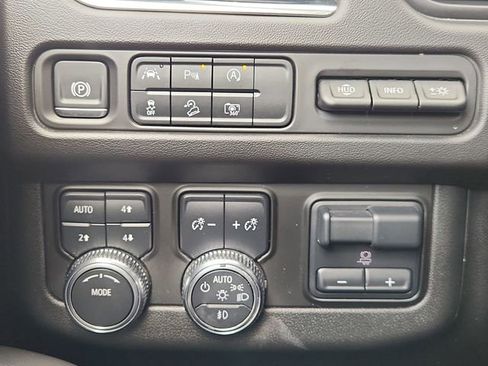 Used 2024 GMC Yukon XL AT4 w/ Technology Package AWD/4WD image 17