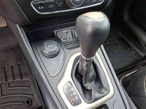 Used 2018 Jeep Cherokee Limited image 12