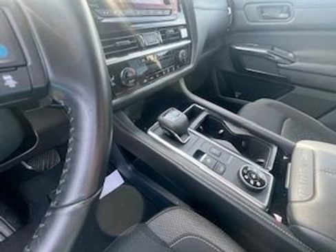 Used 2025 Nissan Pathfinder SV image 10