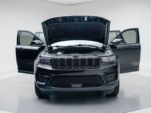 Used 2023 Jeep Grand Cherokee Altitude AWD/4WD image 16