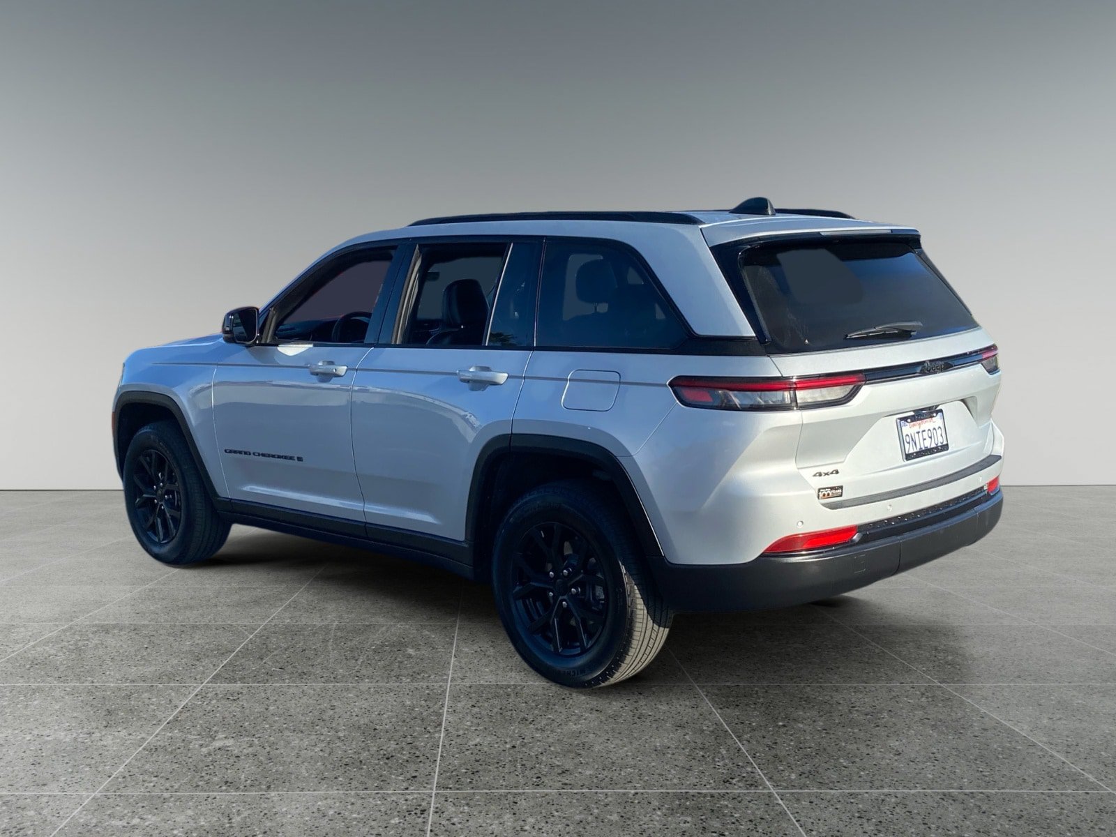 Used 2025 Jeep Grand Cherokee Altitude AWD/4WD image 3