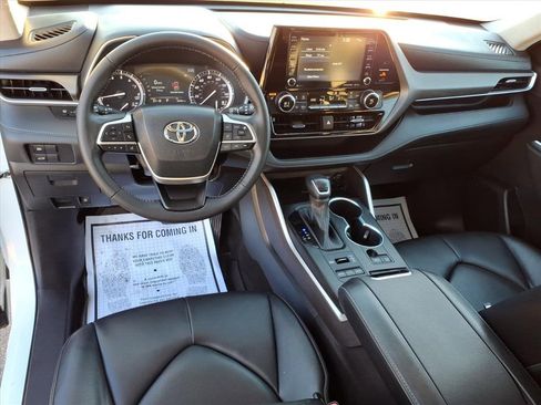 Used 2022 Toyota Highlander XLE image 18