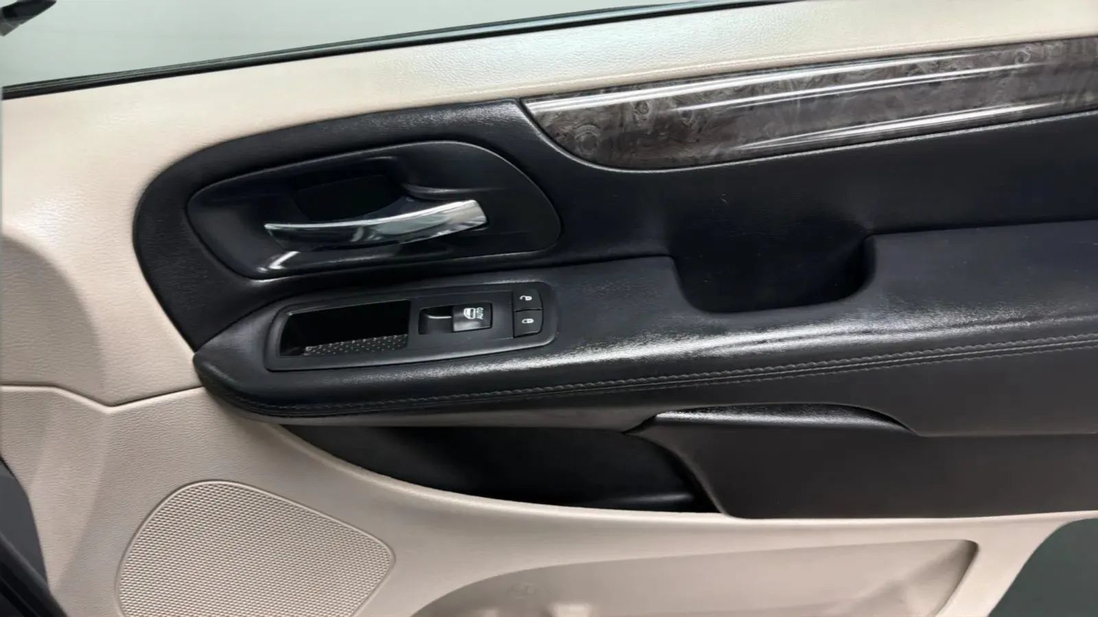 Used 2014 Dodge Grand Caravan SXT FWD image 16
