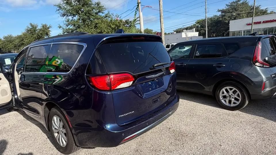 Used 2017 Chrysler Pacifica Touring-L FWD image 2