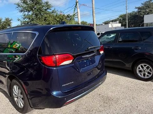 Used 2017 Chrysler Pacifica Touring-L FWD image 2