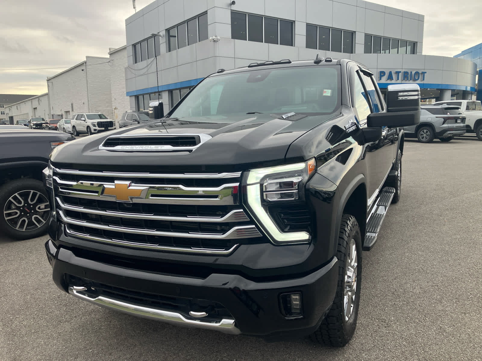 Used 2024 Chevrolet Silverado 2500 High Country w/ High Country Premium Package AWD/4WD image 3