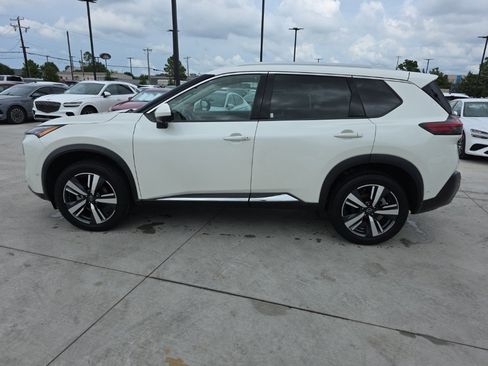 Used 2023 Nissan Rogue SL w/ SL Premium Package image 2