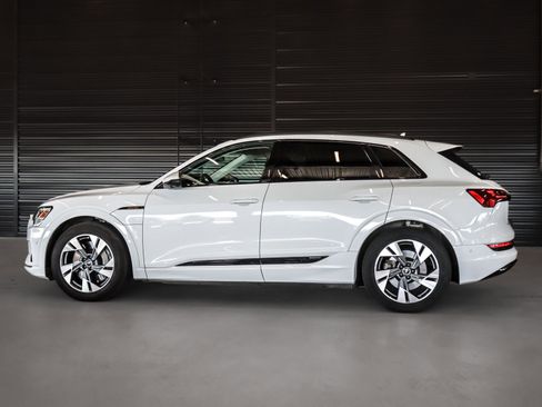 Used 2023 Audi e-tron Premium w/ Convenience Plus Package image 14