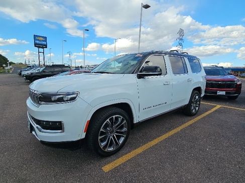 Used 2023 Jeep Grand Wagoneer Series III AWD/4WD image 9