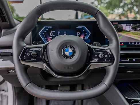 Used 2025 BMW 530i w/ Premium Package image 5