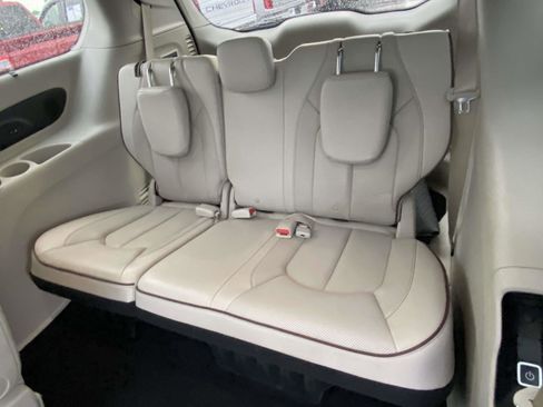 Used 2018 Chrysler Pacifica Limited w/ Tire & Wheel Group image 11