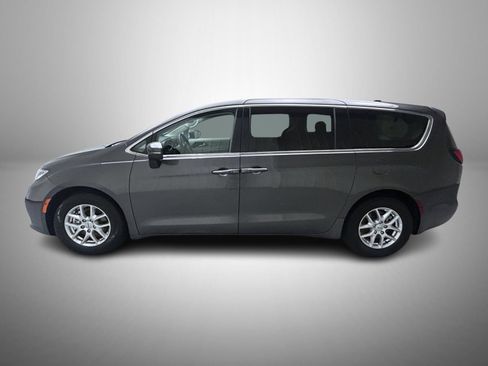 Used 2023 Chrysler Pacifica Touring-L FWD image 8