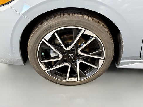 Used 2025 Nissan Sentra SR FWD image 38
