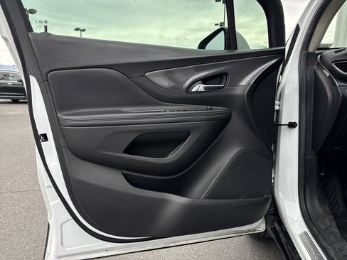 Used 2021 Buick Encore Preferred image 9