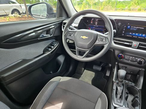 Used 2024 Chevrolet TrailBlazer LS w/ LS Convenience Package FWD image 9