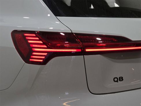 Used 2024 Audi Q8 e-tron Premium image 33