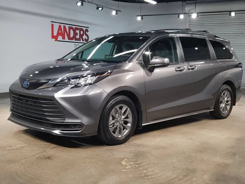 Used 2023 Toyota Sienna LE w/ LE Plus Package FWD image 3