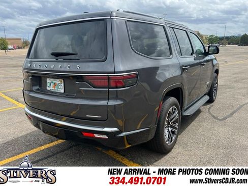 Used 2024 Jeep Wagoneer Series II w/ Flexible Seating Group RWD image 5