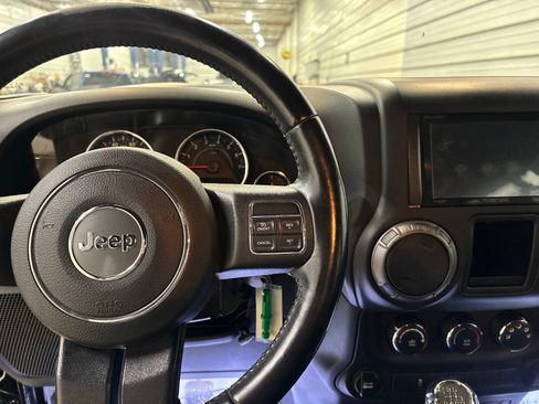 Used 2018 Jeep Wrangler Unlimited Sport w/ Connectivity Group image 15