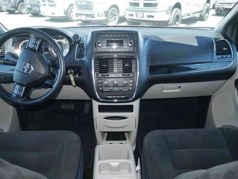Used 2016 Dodge Grand Caravan SE FWD image 4