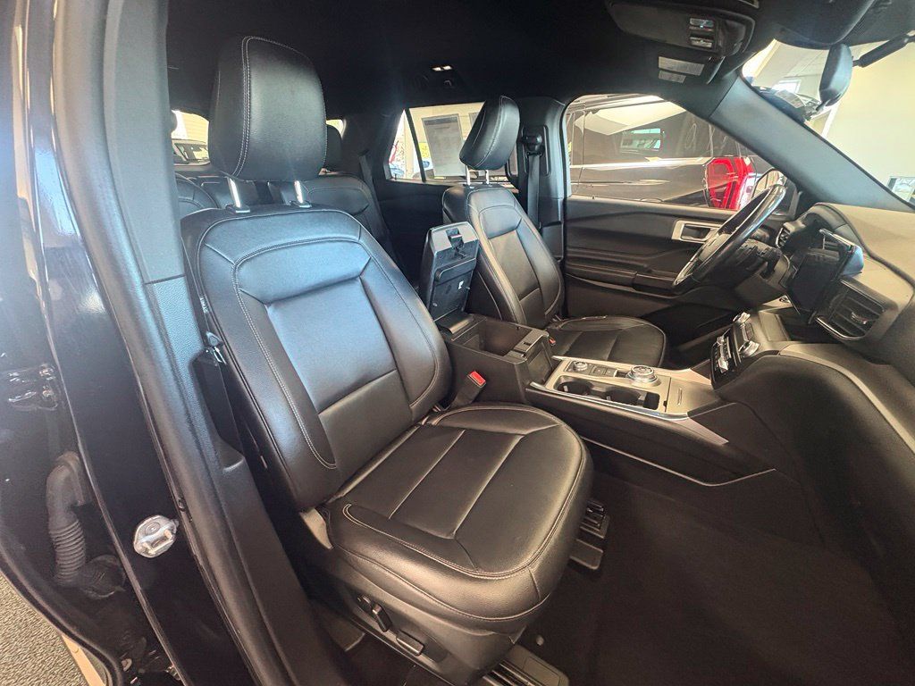 Used 2020 Ford Explorer XLT w/ Equipment Group 202A AWD/4WD image 28
