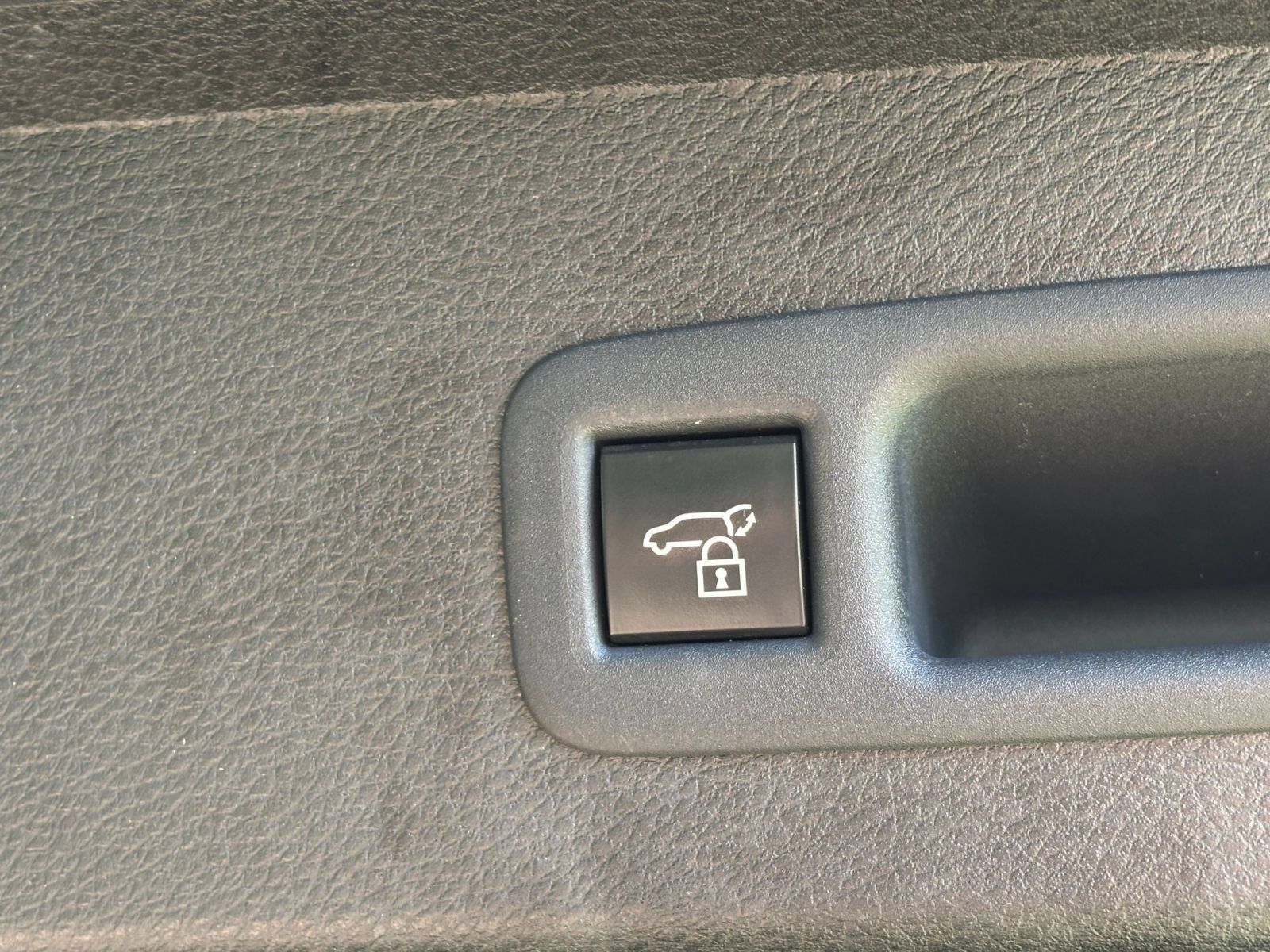Used 2025 Toyota Sienna XLE FWD image 24