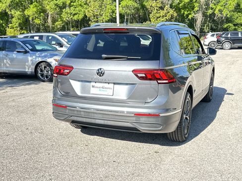 Used 2022 Volkswagen Tiguan SE w/ Panoramic Sunroof Package image 6