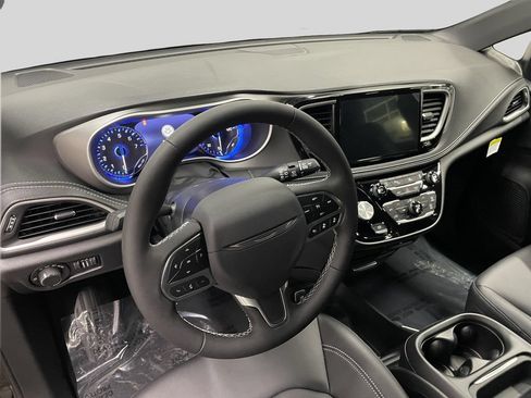 New 2027 Chrysler Pacifica Select FWD image 13