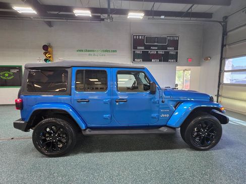 Used 2023 Jeep Wrangler Unlimited Sahara AWD/4WD image 5