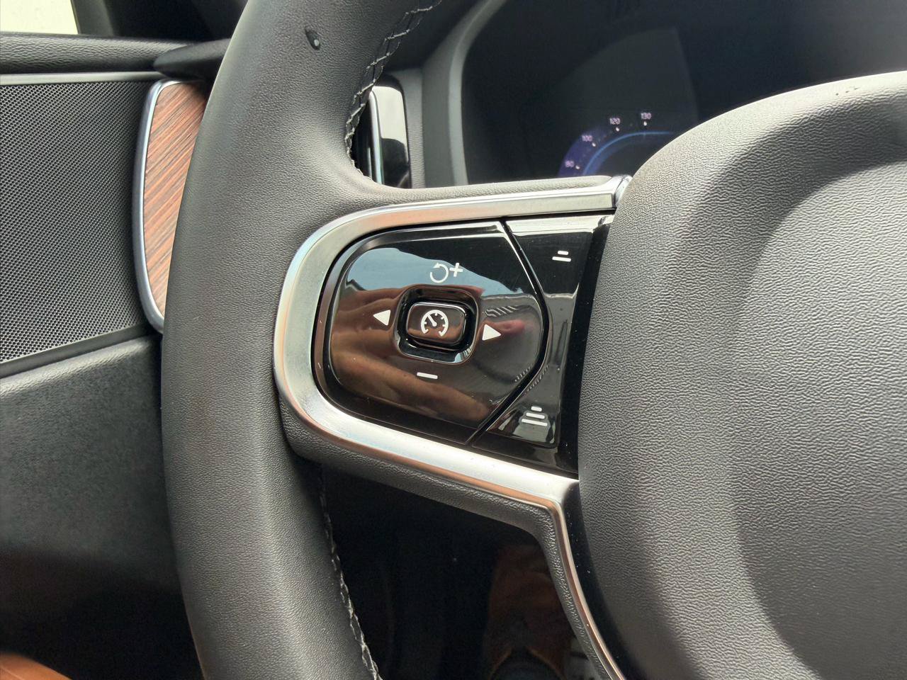 Used 2023 Volvo XC60 B5 Plus AWD/4WD image 13