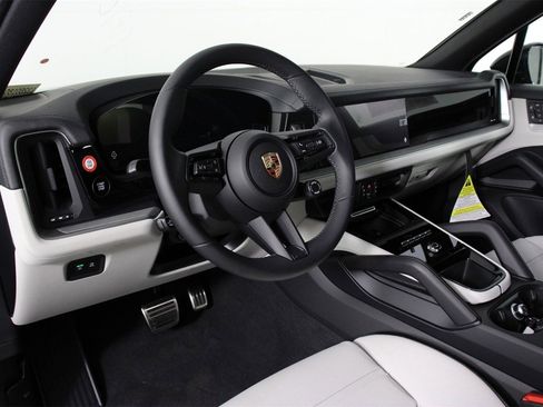 New 2026 Porsche Cayenne S image 4