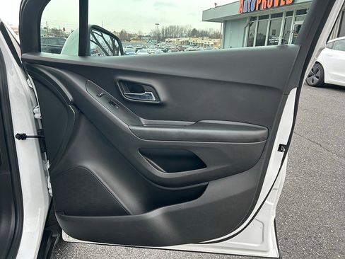 Used 2022 Chevrolet Trax LT w/ LT Convenience Package image 37