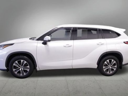 Used 2022 Toyota Highlander XLE AWD/4WD image 2