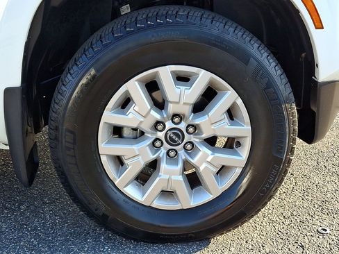 Used 2024 Nissan Frontier SV AWD/4WD image 8
