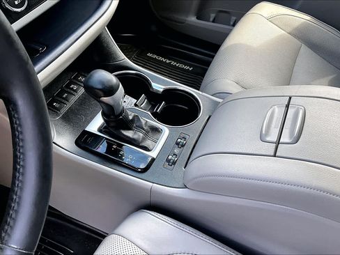 Used 2017 Toyota Highlander Limited Platinum w/ Carpet Mat Package AWD/4WD image 15