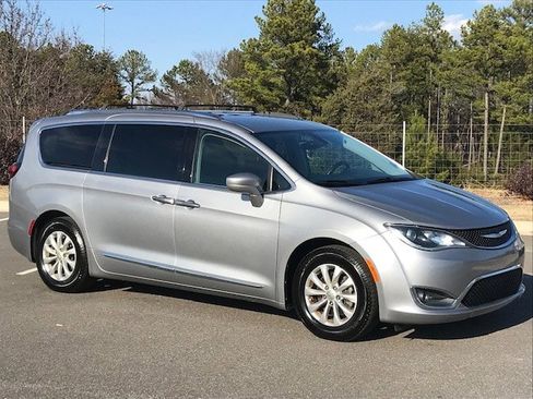 Used 2018 Chrysler Pacifica Touring-L image 2