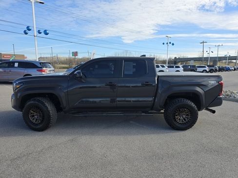 Used 2025 Toyota Tacoma TRD Off-Road image 18