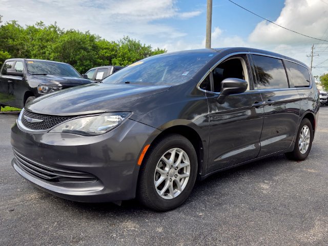 Used 2020 Chrysler Voyager LX FWD image 3